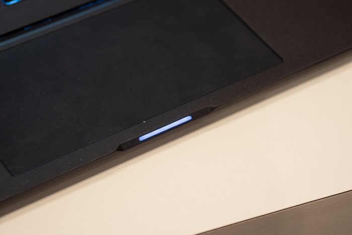 An der Front gibt es eine LED-Leiste, die aufleuchtet, wenn wir Alexa oder Cortana verwenden. (Bild: Martin Wolf/Golem.de)