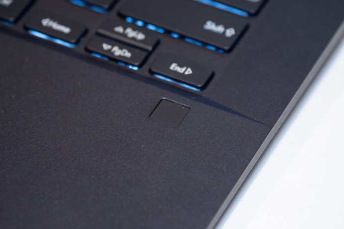 Das Notebook hat einen Fingerabdrucksensor. (Bild: Martin Wolf/Golem.de)