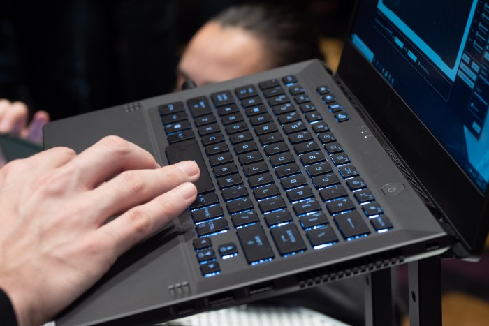 Die Tastatur des Zephyrus G14 macht auf uns einen sehr guten Eindruck. (Bild: Martin Wolf/Golem.de)