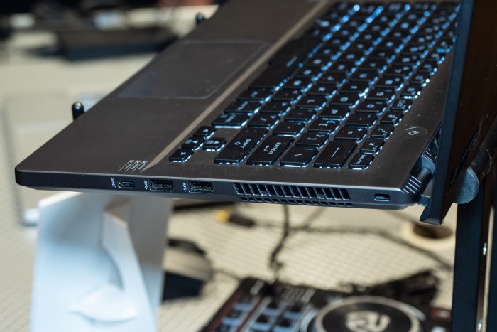 Das Zephyrus G14 ist ein gut ausgestattetes Gaming-Notebook, das mit AMDs neuem Ryzen 4000 erscheint. (Bild: Martin Wolf/Golem.de)