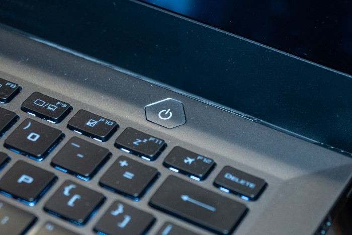 Im Einschalter ist ein nicht sichtbarer Fingerabdrucksensor verbaut. (Bild: Martin Wolf/Golem.de)