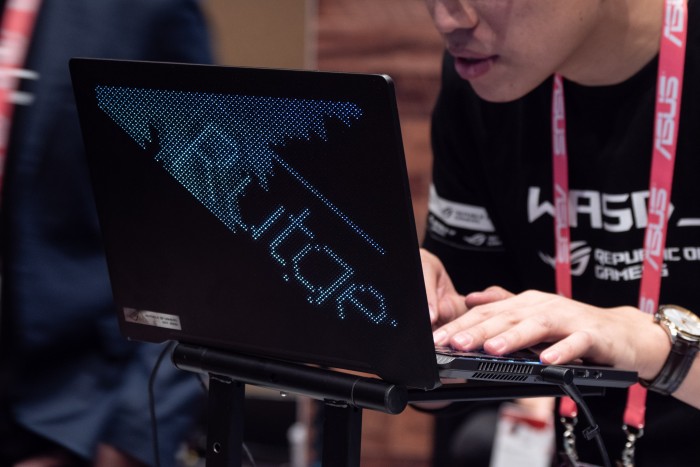 Das Anime Matrix genannte LED-Display kann verschiedene Schriftzüge, Logos oder auch Animationen anzeigen. (Bild: Martin Wolf/Golem.de)