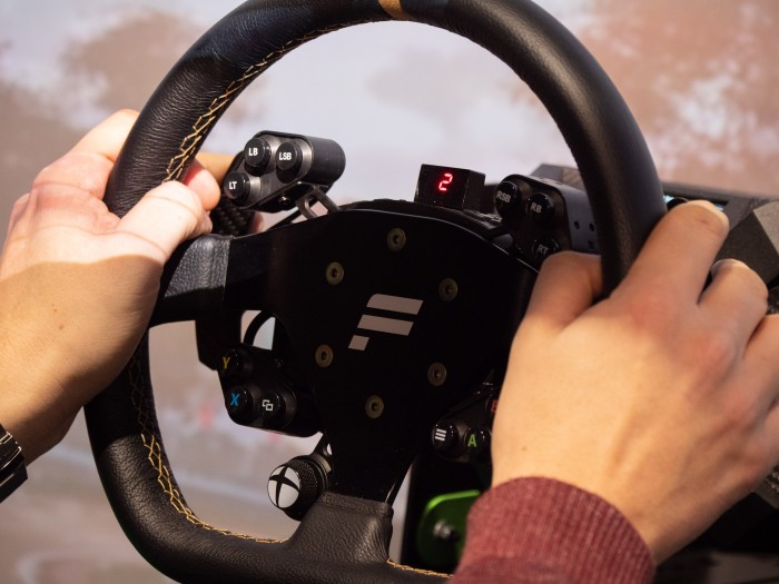 Das Lenkrad ist kohlenstofffaserverstärkt und verfügt über zahlreiche programmierbare Buttons. (Bild: Martin Wolf/Golem.de)