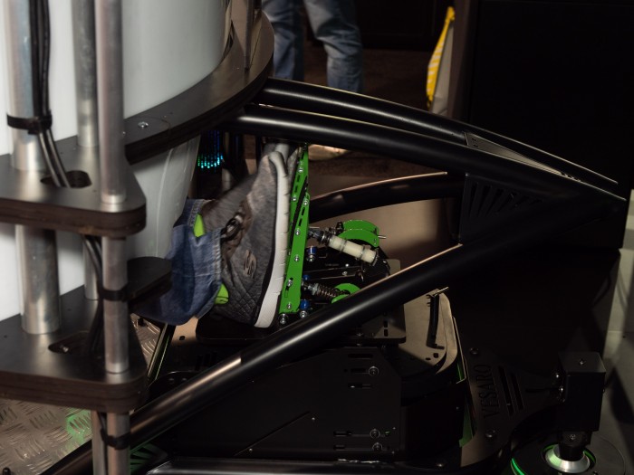 Die Pedale sind wie bei einem Rennwagen eher fest. (Bild: Martin Wolf/Golem.de)