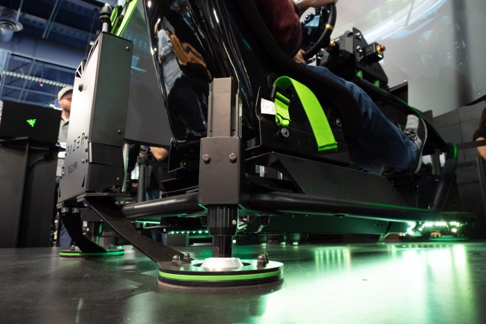 Der Stuhl wird über in der Bodenplatte eingebaute Motoren bewegt. (Bild: Martin Wolf/Golem.de)