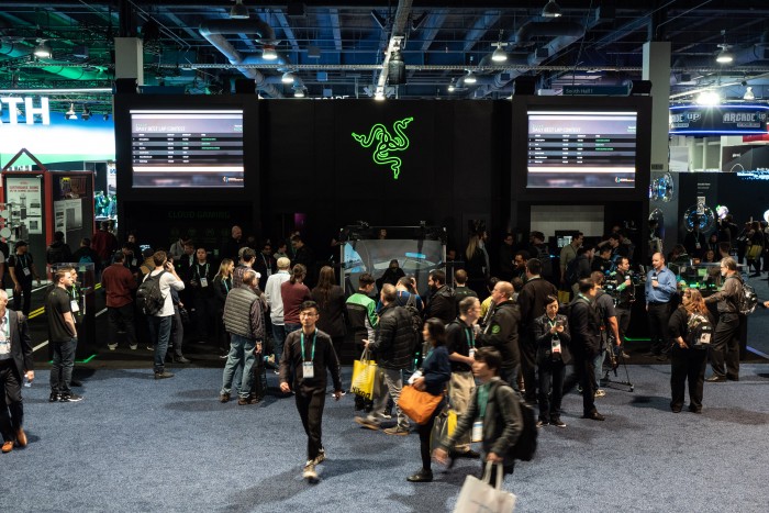 Der Andrang beim Eracing Simulator auf der CES 2020 war groß. (Bild: Martin Wolf/Golem.de)