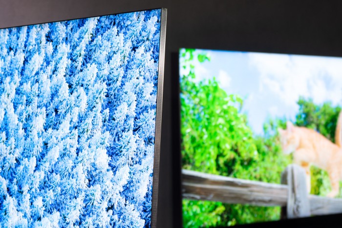 Im Rand hat der Q950TS Lautsprecher eingebaut. (Bild: Martin Wolf/Golem.de)