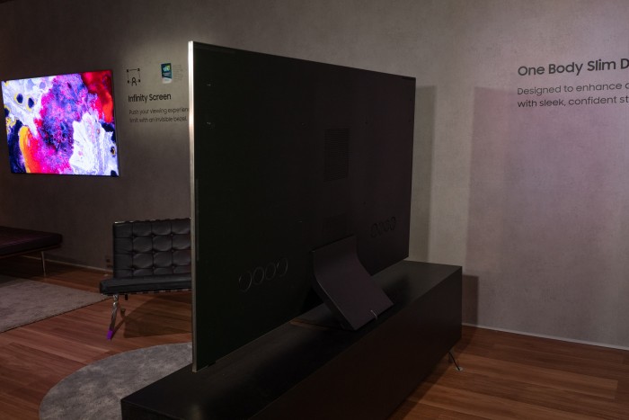 Der Fernseher ist nur 15 mm dick und auf der Rückseite komplett flach. (Bild: Martin Wolf/Golem.de)