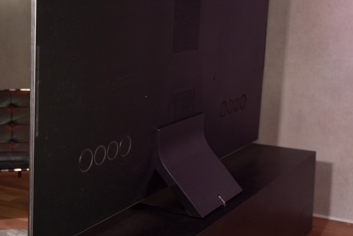 Auf der Rückseite sind Woofer eingebaut. (Bild: Martin Wolf/Golem.de)