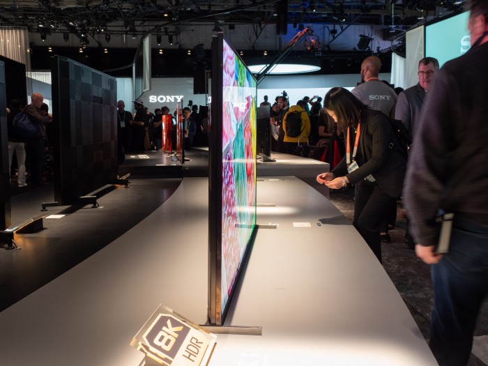 Der Z8H ist verhältnismäßig dünn und hat eine flache Rückseite. (Bild: Martin Wolf/Golem.de)