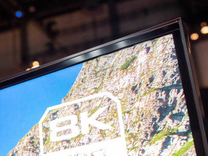 Der Rahmen des 8K-Fernseher dient als Hochtöner. (Bild: Martin Wolf/Golem.de)