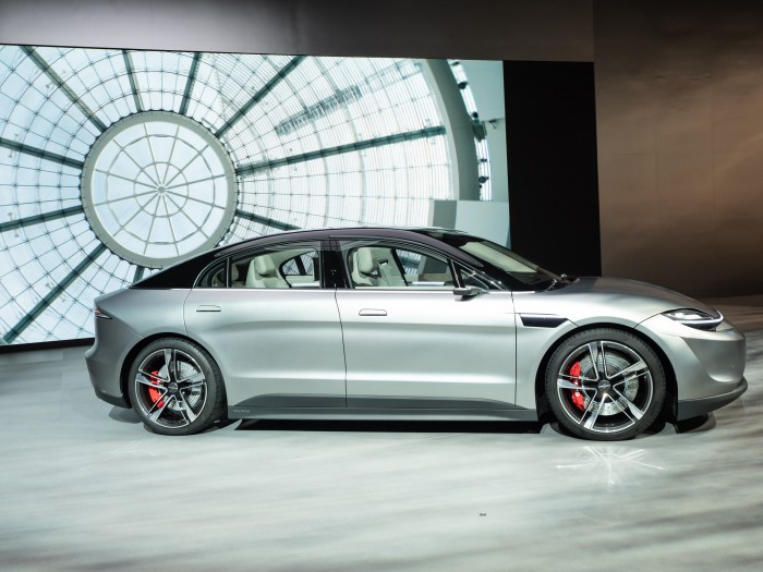 Der Vision-S ist ein sportlich aussehendes Auto. (Bild: Martin Wolf/Golem.de)