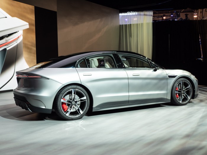 Im Innenraum sind zahlreiche Monitore eingebaut. (Bild: Martin Wolf/Golem.de)