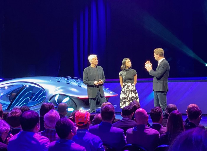 Mit auf der Bühne: Regisseur James Cameron (l.) - das Fahrzeug ist von seinem Film Avatar inspiriert. (Bild: Dirk Kunde)