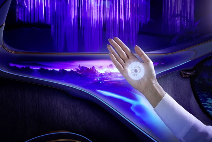 Das Bedienungskonzept ist innovativ: Die Hand wird zum Bildschirm, über den Icons geklickt werden. (Bild: Daimler)