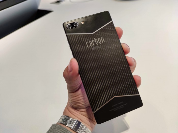 Das Carbon 1 Mk II von Carbon Mobile ist ein Smartphone mit einem Gehäuse aus Kohlenstofffaser. (Bild: Tobias Költzsch/Golem.de)