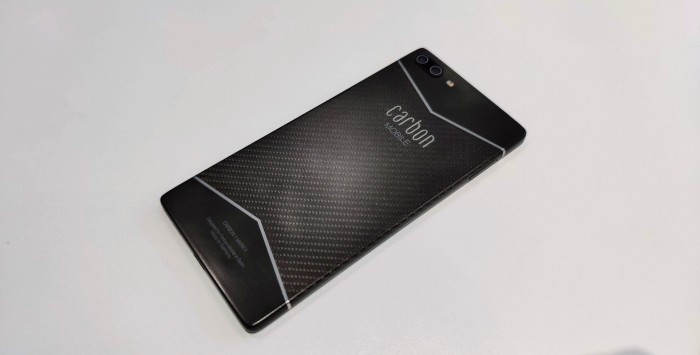 Auf der Rückseite ist erkennbar, dass das Smartphone aus Kohlenstofffaser gefertigt ist. (Bild: Tobias Költzsch/Golem.de)