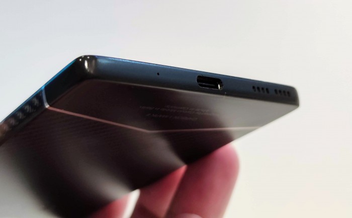 Geladen wird das Smartphone über eine USB-C-Buchse, drahtloses Laden ist nicht möglich. (Bild: Tobias Költzsch/Golem.de)