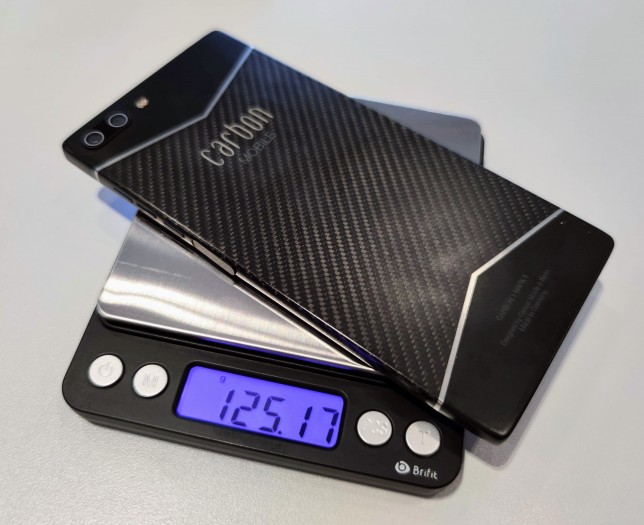 Mit 125 Gramm ist das Carbon 1 Mk II wesentlich leichter als herkömmliche Smartphones. (Bild: Tobias Költzsch/Golem.de)