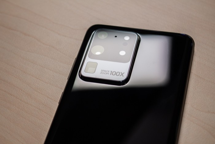 Das Galaxy S20 Ultra ist von der Kamera her am besten ausgestattet: Es hat Samsungs 108-Megapixel-Sensor sowie ein Periskoptele eingebaut. (Bild: Martin Wolf/Golem.de)