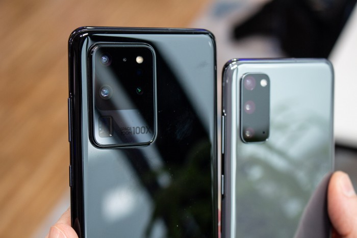 Die neuen Smartphones unterscheiden sich auch in der Displaygröße - hier der Vergleich zwischen dem Galaxy S20 und dem Galaxy S20 Ultra. (Bild: Martin Wolf/Golem.de)