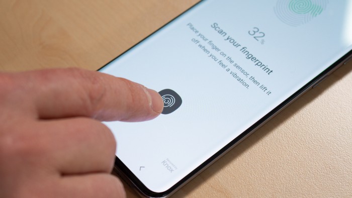 Alle drei neuen Galaxy-S20-Modelle haben einen Fingerabdrucksensor, der direkt in das Display eingebaut ist. (Bild: Martin Wolf/Golem.de)