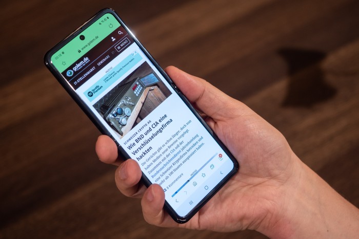 Aufgeklappt hat das Galaxy Z Flip ein 6,7 Zoll großes Display mit 21:9-Format. (Bild: Martin Wolf/Golem.de)