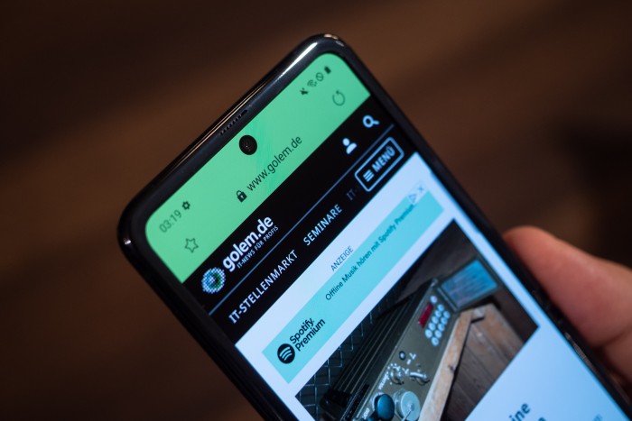 Die Frontkamera ist in einem Lock im Display untergebracht. (Bild: Martin Wolf/Golem.de)