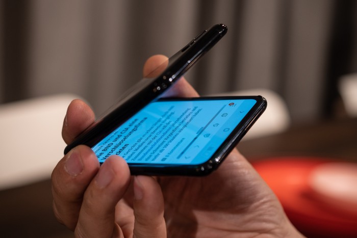 Das Scharnier des Galaxy Z Flip ist leichtgängig, bietet aber genügend Widerstand, um das Smartphone stabil zu halten. (Bild: Martin Wolf/Golem.de)