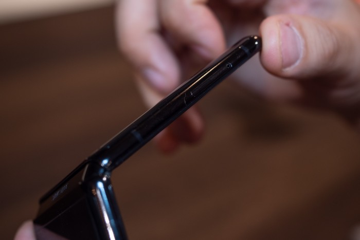 Das Galaxy Z Flip bietet Platz für eine SIM-Karte und hat eine zusätzliche, eingebaute eSIM. (Bild: Martin Wolf/Golem.de)