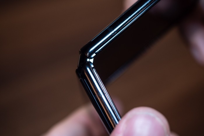 Wie beim Galaxy Fold hat Samsung Kunststoffnasen verbaut, die Staub vorm Eindringen abhalten sollen. (Bild: Martin Wolf/Golem.de)