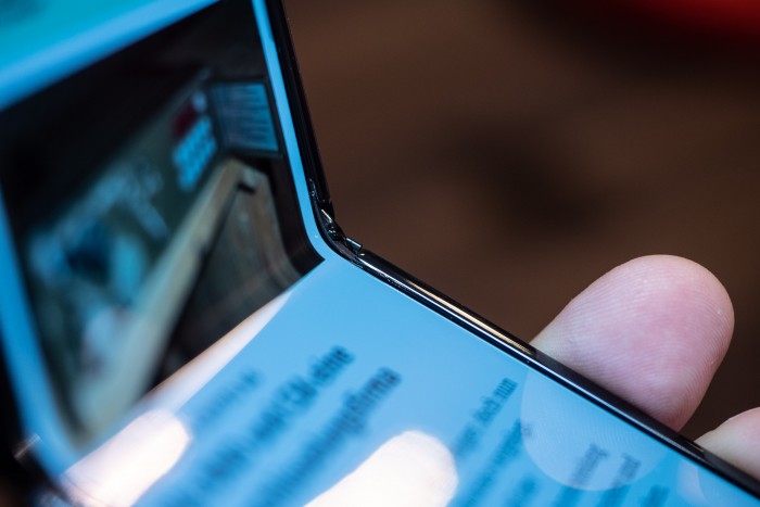 Anders als beim Motorola Razr  gibt es keine Lücke zwischen Display-Panel und Gehäuse. (Bild: Martin Wolf/Golem.de)