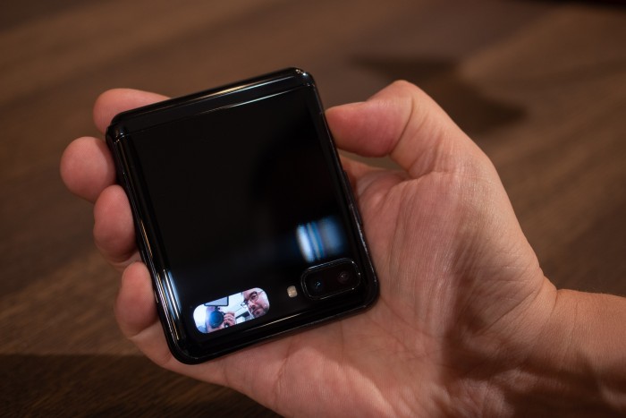 Das Galaxy Z Flip hat einen kleinen Bildschirm an der Außenseite, der auch als Sucher für die Hauptkameras verwendet werden kann. (Bild: Martin Wolf/Golem.de)