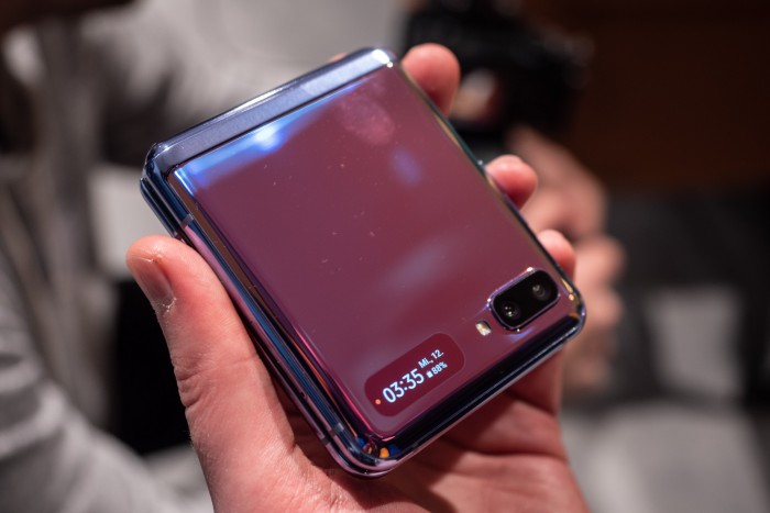 Das Galaxy Z Flip wird in Deutschland in Schwarz und Lila in den Handel kommen. (Bild: Martin Wolf/Golem.de)