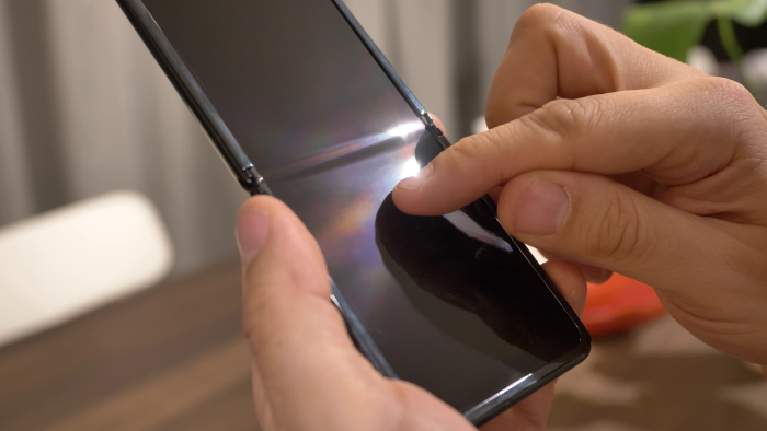 Das Display hat Samsung mit einer dünnen, flexiblen Glasschicht überzogen, die vor Kratzern schützen soll. (Bild: Martin Wolf/Golem.de)