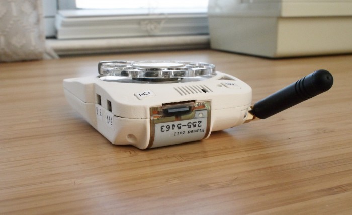 Das E-Paper-Display auf der R&uuml;ckseite ragt bis in den Rand hinein. (Bild: Justine Haupt)