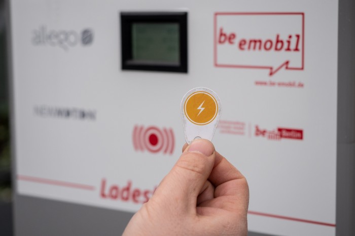 Mit den RFID-Tags von Roaming-Anbietern wie Plugsurfing lassen sich Ladevorgänge starten. (Foto: Martin Wolf/Golem.de)