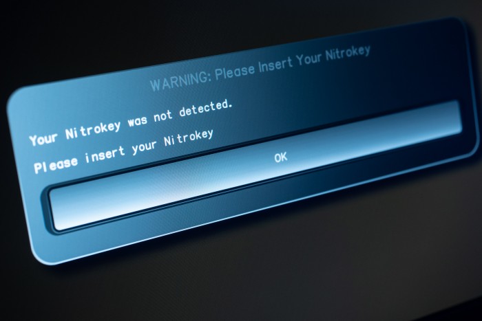 Ist der Nitrokey nicht eingesteckt, gibt es eine Warnung - starten lässt es sich auch ohne Key. (Bild: Martin Wolf/Golem.de)