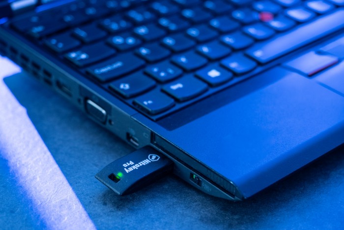 Nitrokey blinkt grün: Alles ist in Ordnung. (Bild: Martin Wolf/Golem.de)