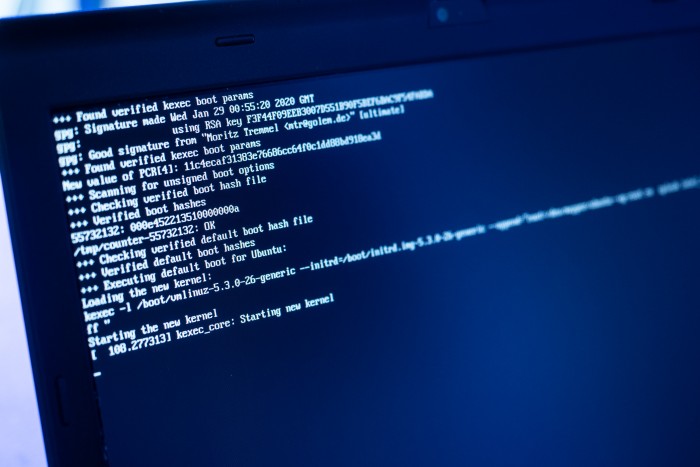 Verified Boot: Unser Ubuntu wird beim Start mit dem Nitrokey überprüft. (Bild: Martin Wolf/Golem.de)