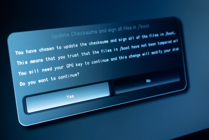 Nach einem Update der Dateien auf der Boot-Partitionen müssen neue Hashes erzeugt werden. (Bild: Martin Wolf/Golem.de)