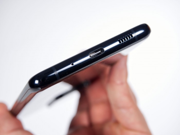 Einen Klinkenanschluss für Kopfhörer hat das Galaxy S20 Ultra nicht. (Bild: Daniel Pook/Golem.de)