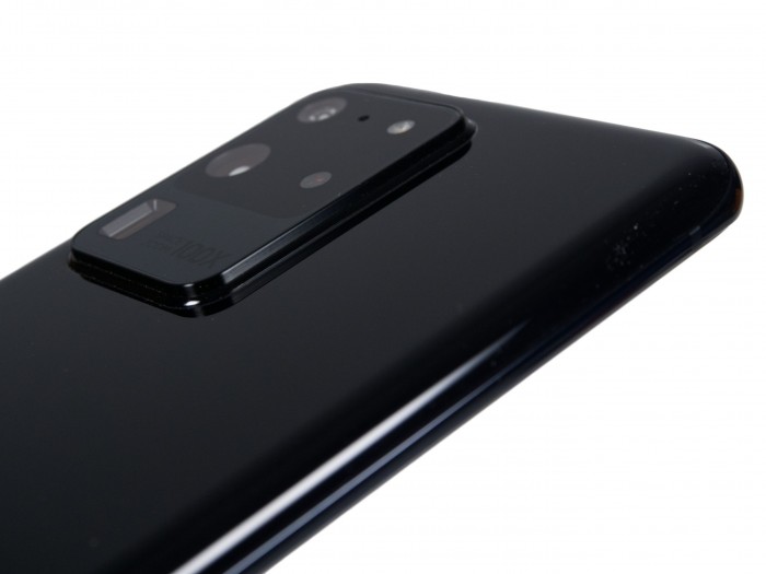 Das Kameramodul ragt 2 mm aus dem Gehäuse heraus und ist sehr auffällig. (Bild: Daniel Pook/Golem.de)