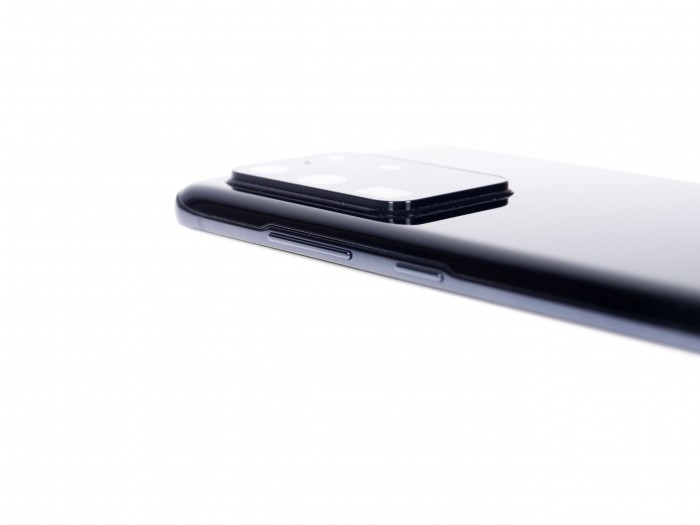 Im Kameramodul sind drei bildgebende Kameras und ein ToF-Sensor verbaut. (Bild: Daniel Pook/Golem.de)