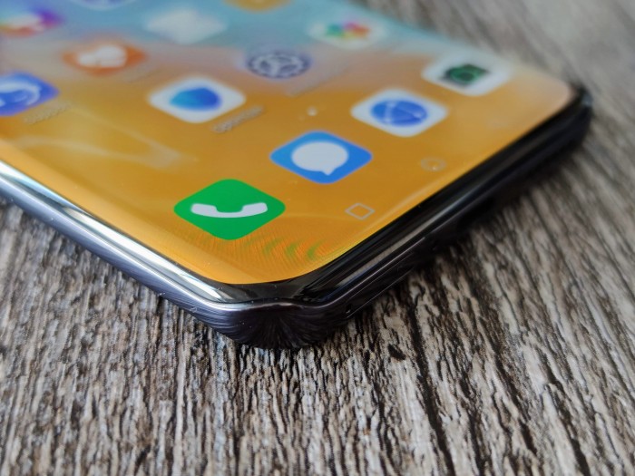 Das P40 Pro hat auch am oberen und unteren Rand einen gewölbten Display-Rand. (Bild: Tobias Költzsch/Golem.de)
