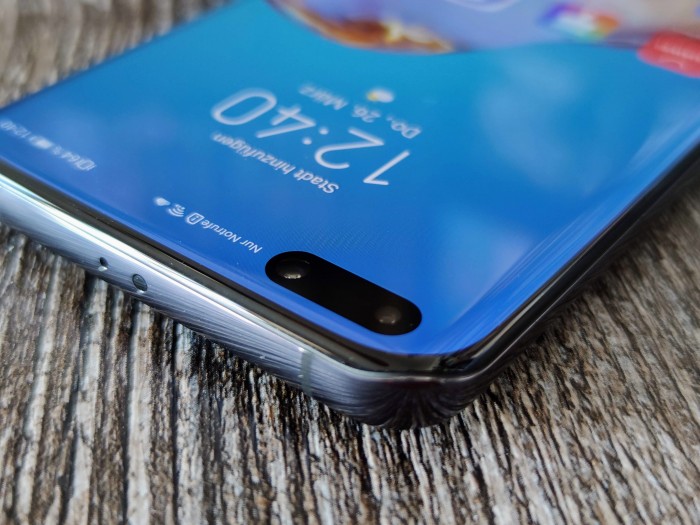 Die Frontkamera sitzt mit einer Tiefenkamera in einem auffälligen Cutout im Display. (Bild: Tobias Költzsch/Golem.de)