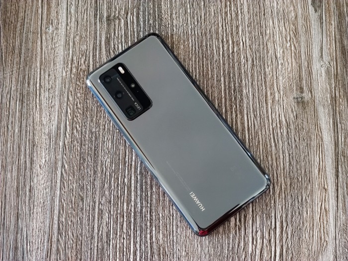 Auf der Rückseite dominiert das große Kameramodul. (Bild: Tobias Költzsch/Golem.de)