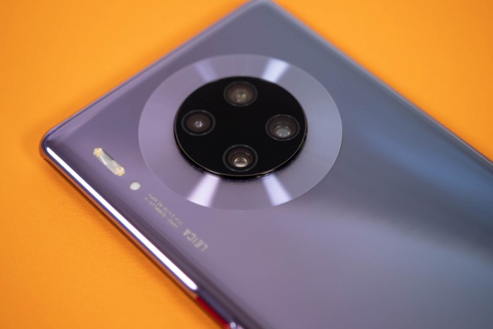 Das Mate 30 Pro von Huawei hat ein rundes Kameramodul. (Bild: Tobias Költzsch/Golem.de)