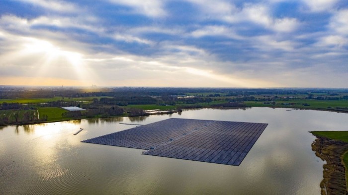 Das schwimmende Solarkraftwerk auf dem Bomhofsplas ist ein Baggersee an der A28 bei Zwolle in den Niederlanden (Bild: BayWa RE)