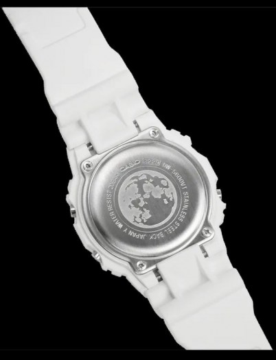 Auf der Rückseite ist die Oberfläche des Mondes eingraviert. (Bild: Casio)